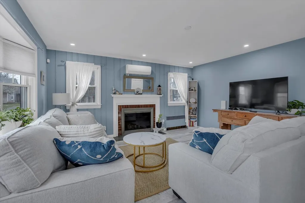 6 Brookway Oakdale NY 11769