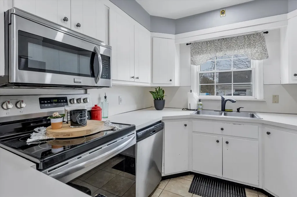 6 Brookway Oakdale NY 11769