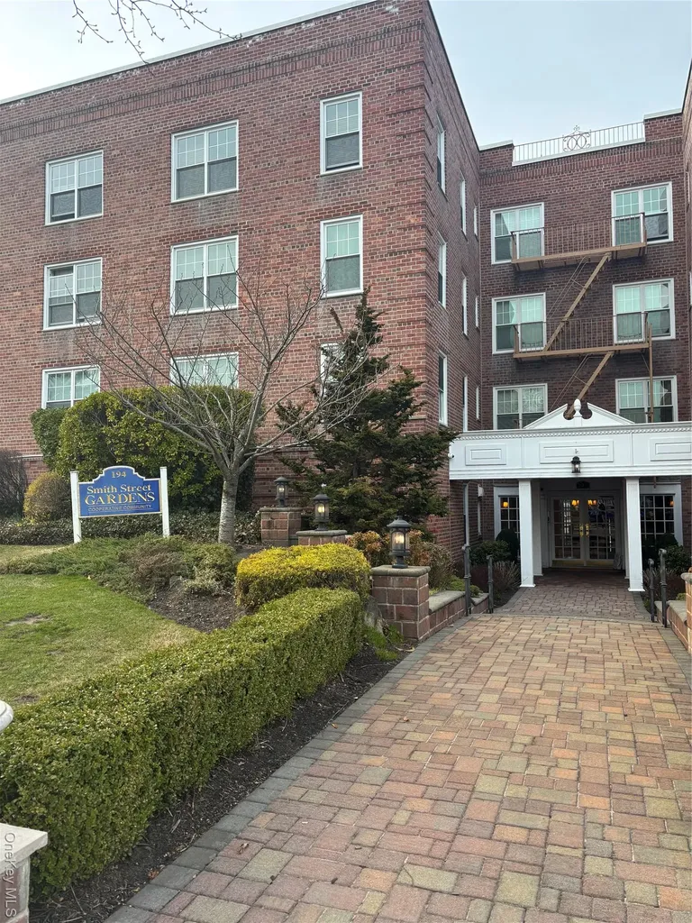 194 Smith Street Freeport NY 11520