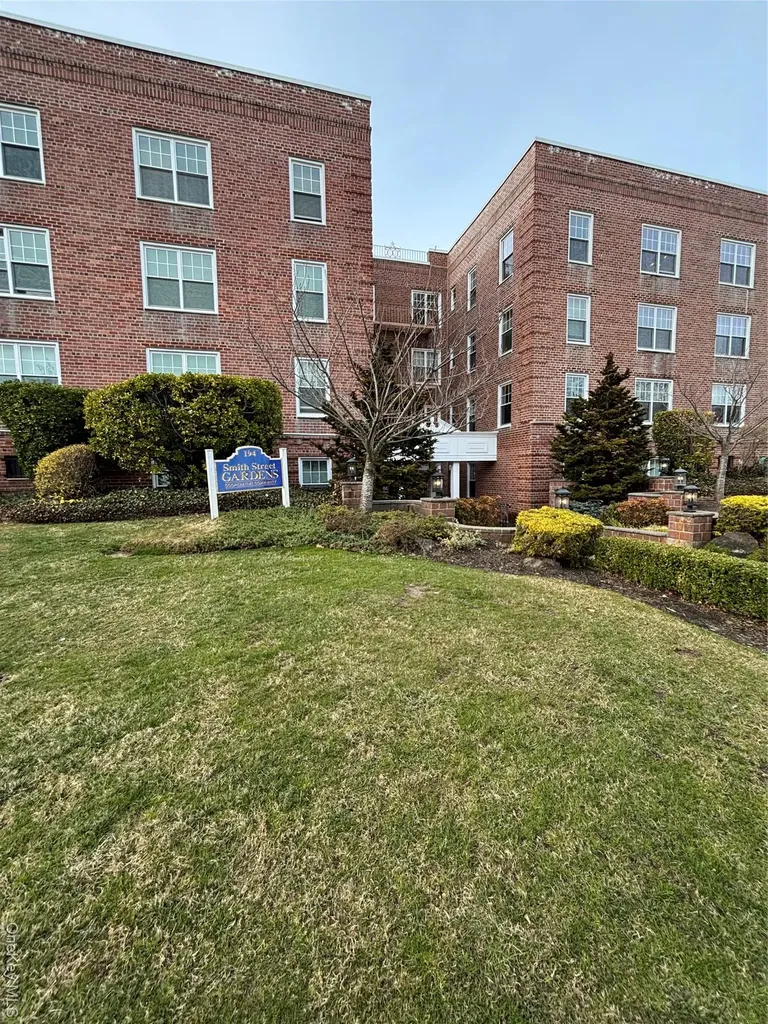 194 Smith Street Freeport NY 11520