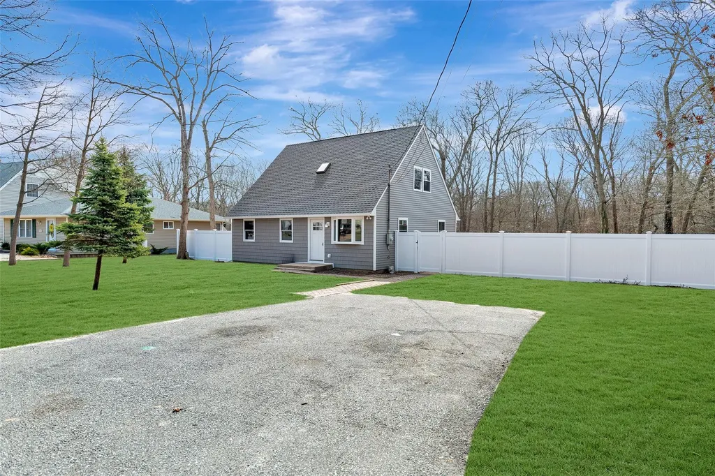 154 Meadowmere Avenue Mastic NY 11950