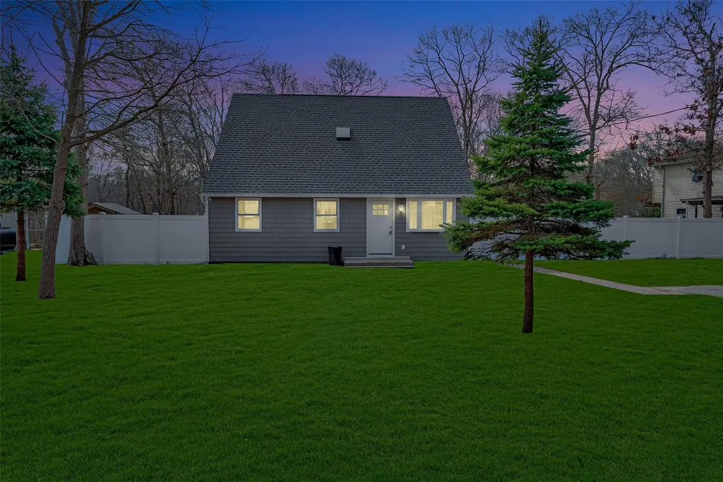 154 Meadowmere Avenue Mastic NY 11950
