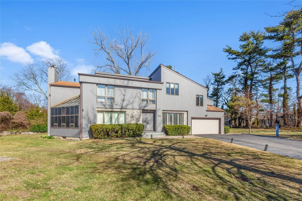 600 Oakridge Lane Albertson NY 11507