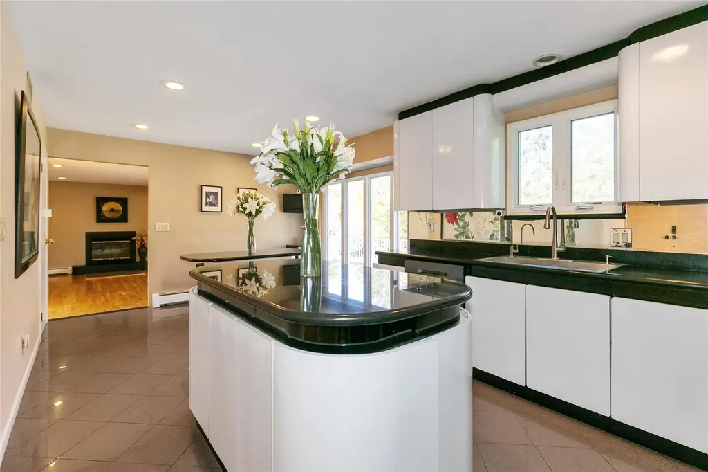 600 Oakridge Lane Albertson NY 11507