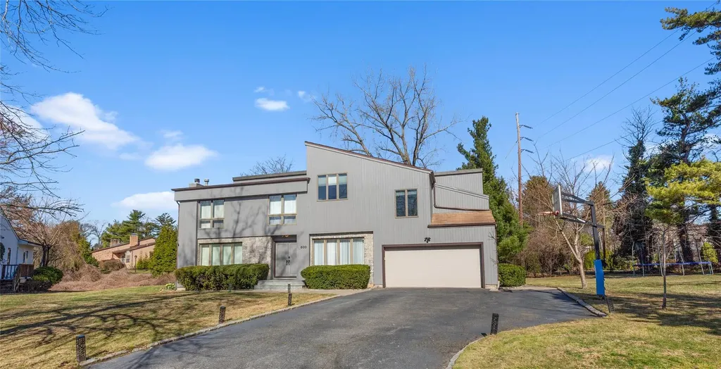 600 Oakridge Lane Albertson NY 11507