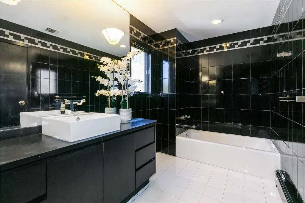 600 Oakridge Lane Albertson NY 11507
