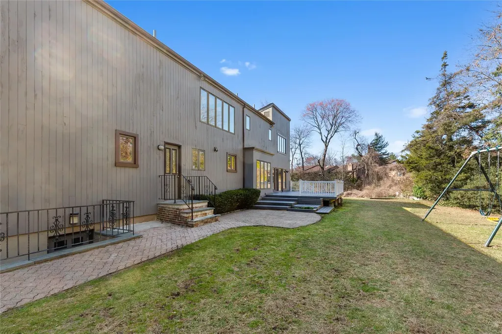 600 Oakridge Lane Albertson NY 11507