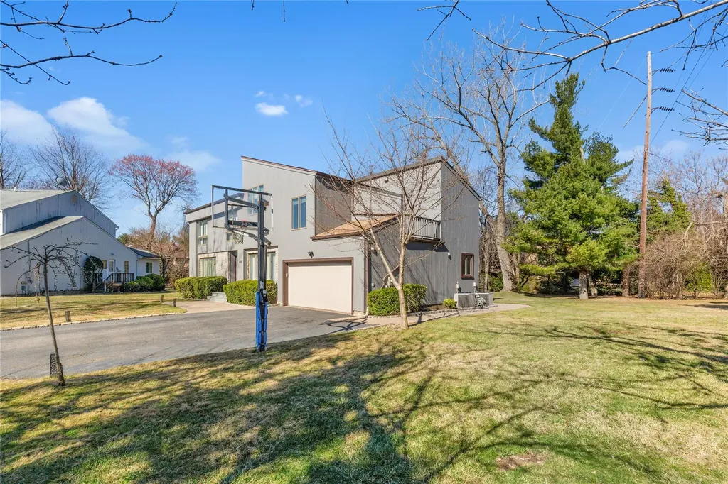 600 Oakridge Lane Albertson NY 11507