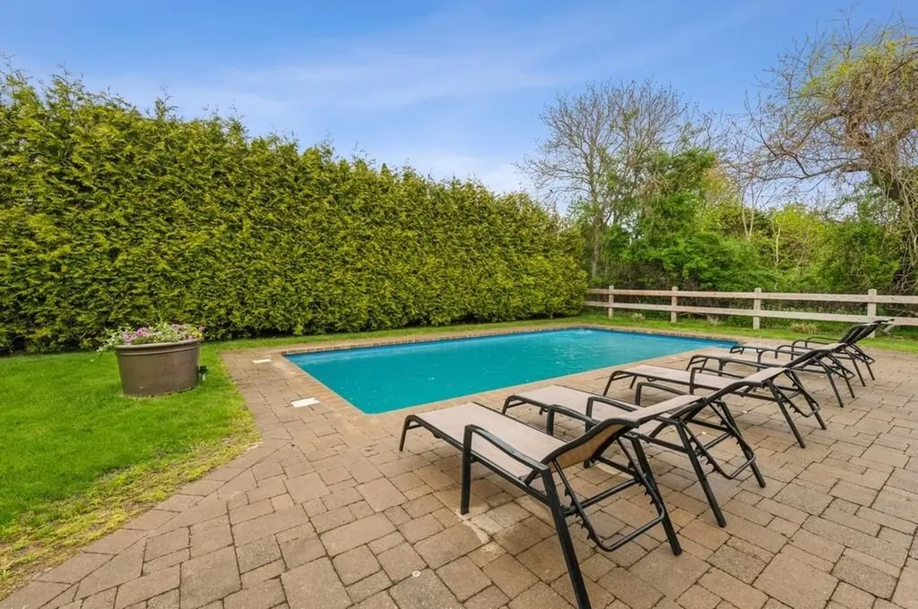 8 Powers Drive Southampton NY 11968