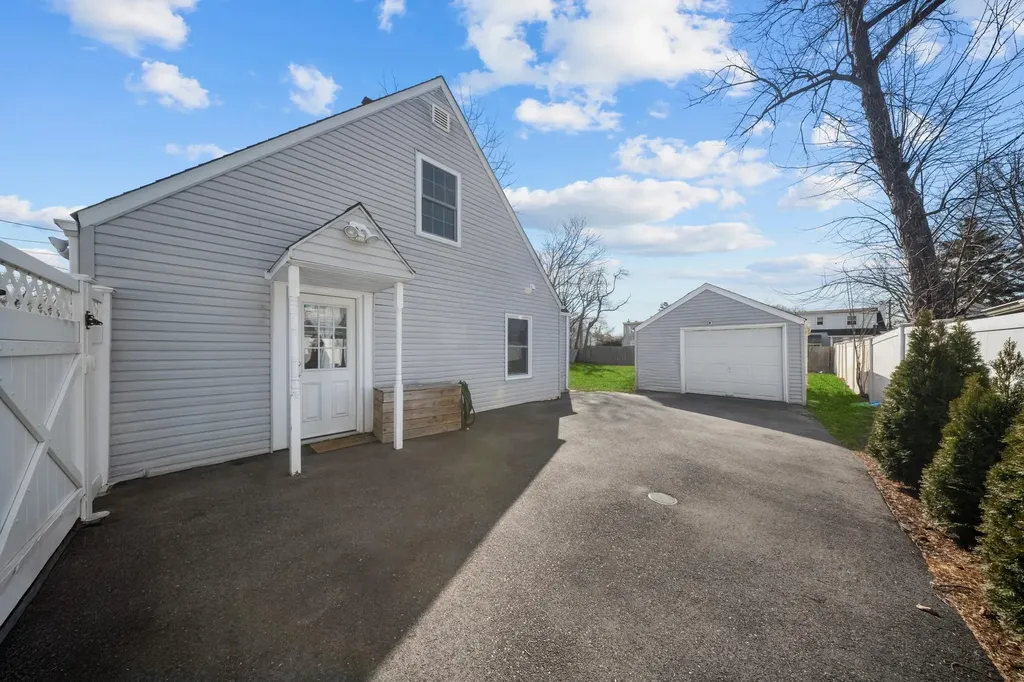 20 Anne Lane Central Islip NY 11722