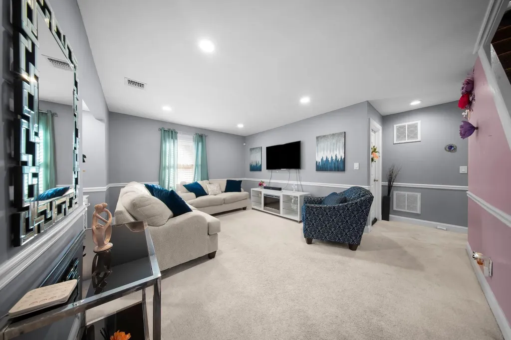 20 Anne Lane Central Islip NY 11722