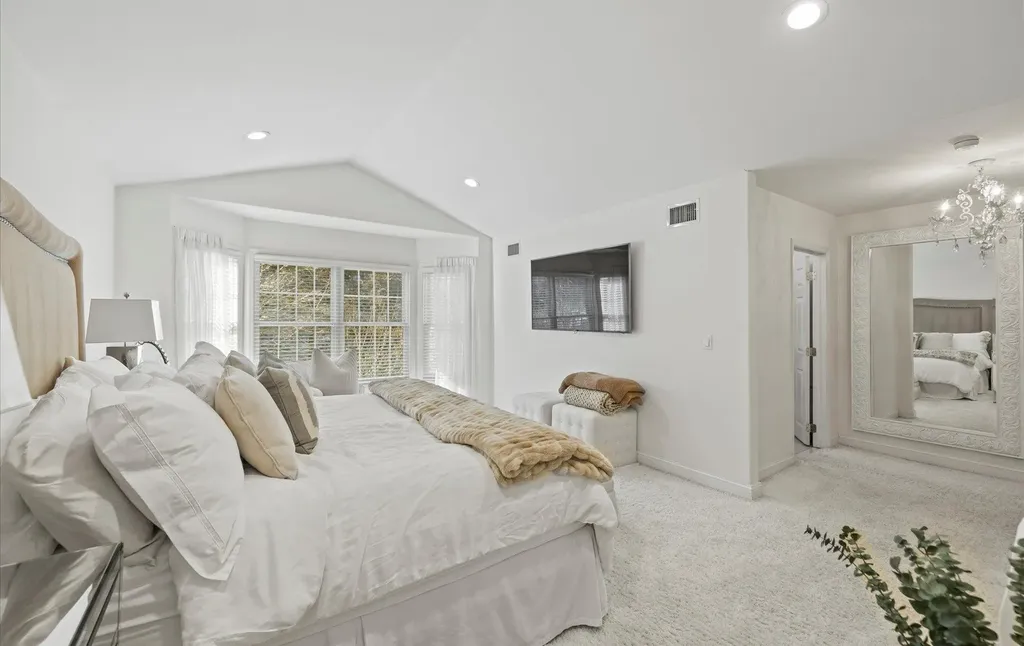 98 Sagamore Drive Plainview NY 11803
