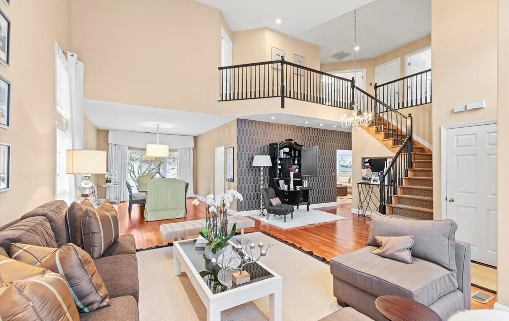 98 Sagamore Drive Plainview NY 11803