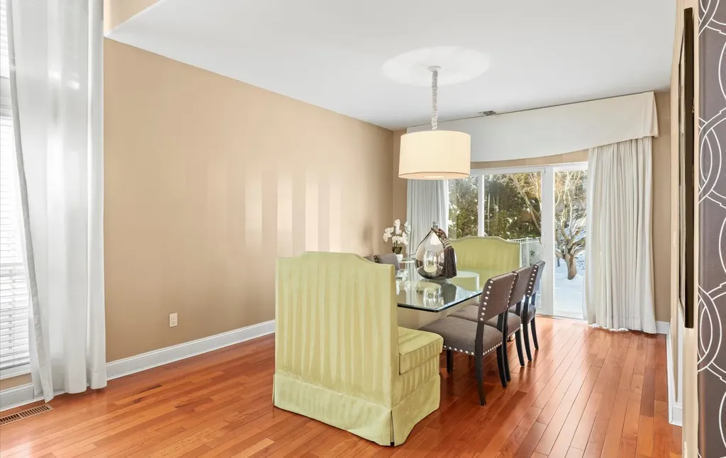 98 Sagamore Drive Plainview NY 11803