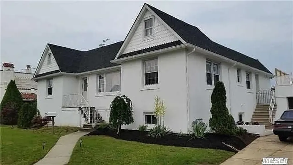 10 Granada Place Massapequa NY 11758