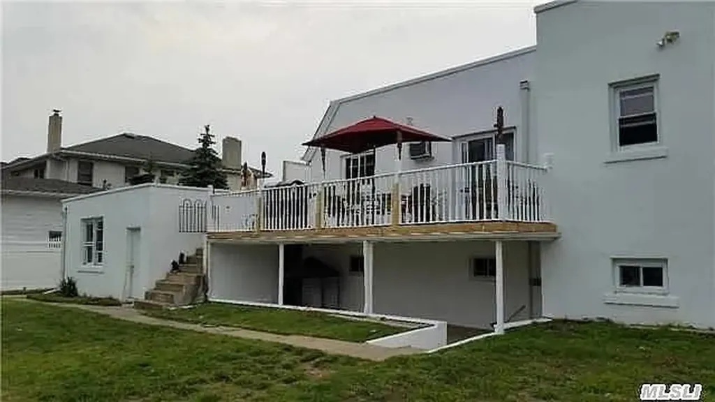 10 Granada Place Massapequa NY 11758