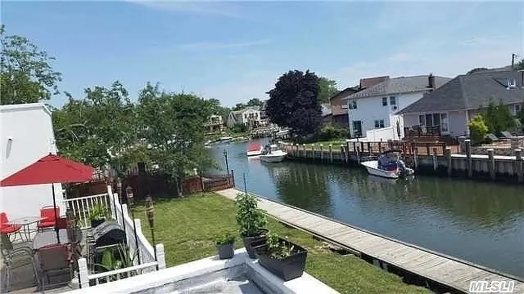 10 Granada Place Massapequa NY 11758