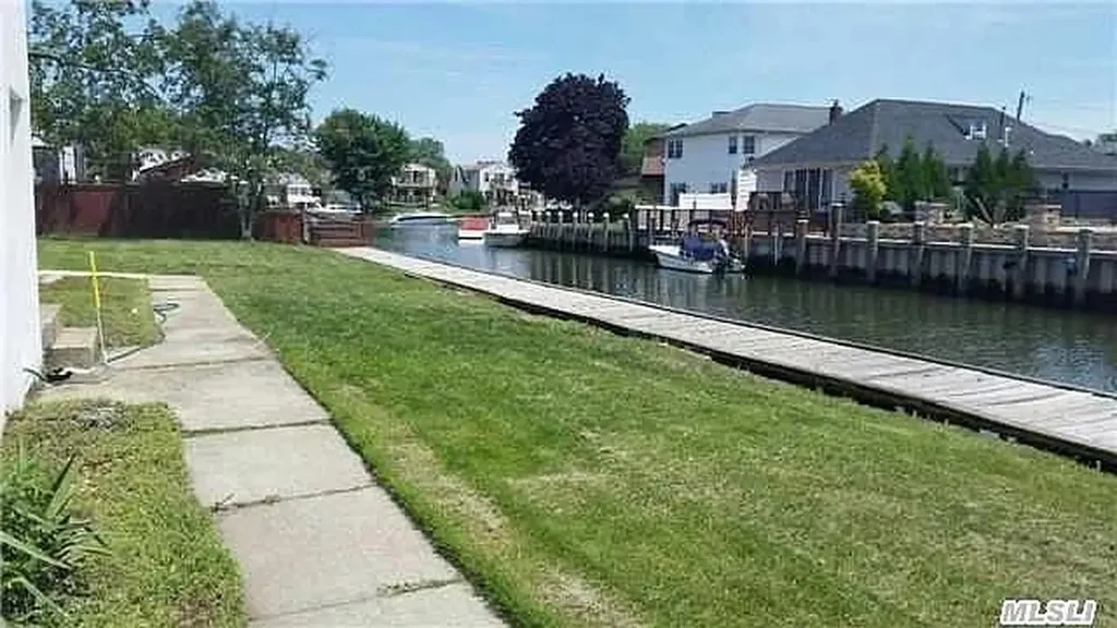 10 Granada Place Massapequa NY 11758