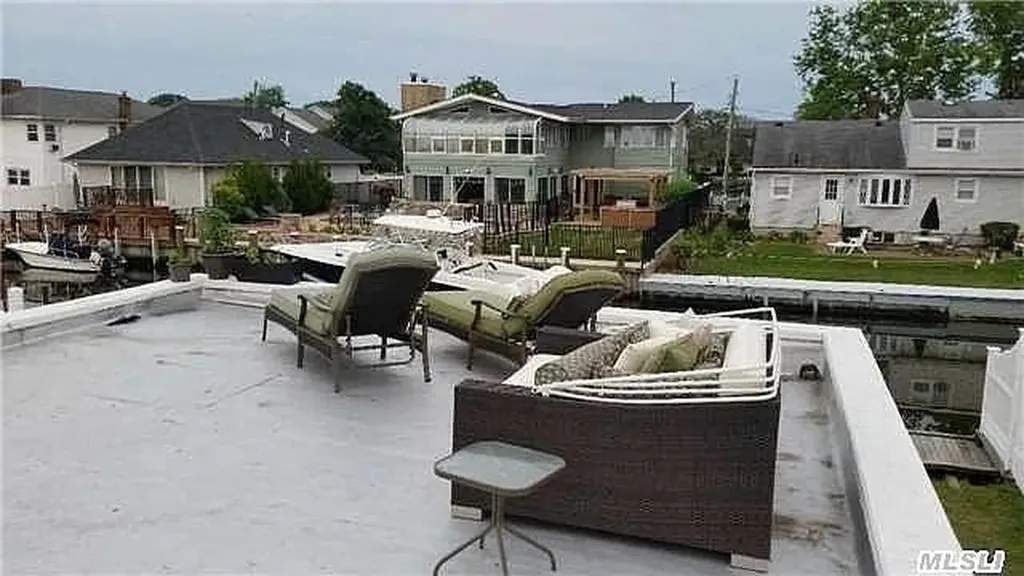 10 Granada Place Massapequa NY 11758