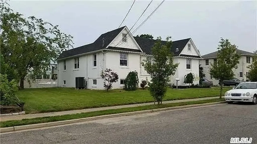 10 Granada Place Massapequa NY 11758