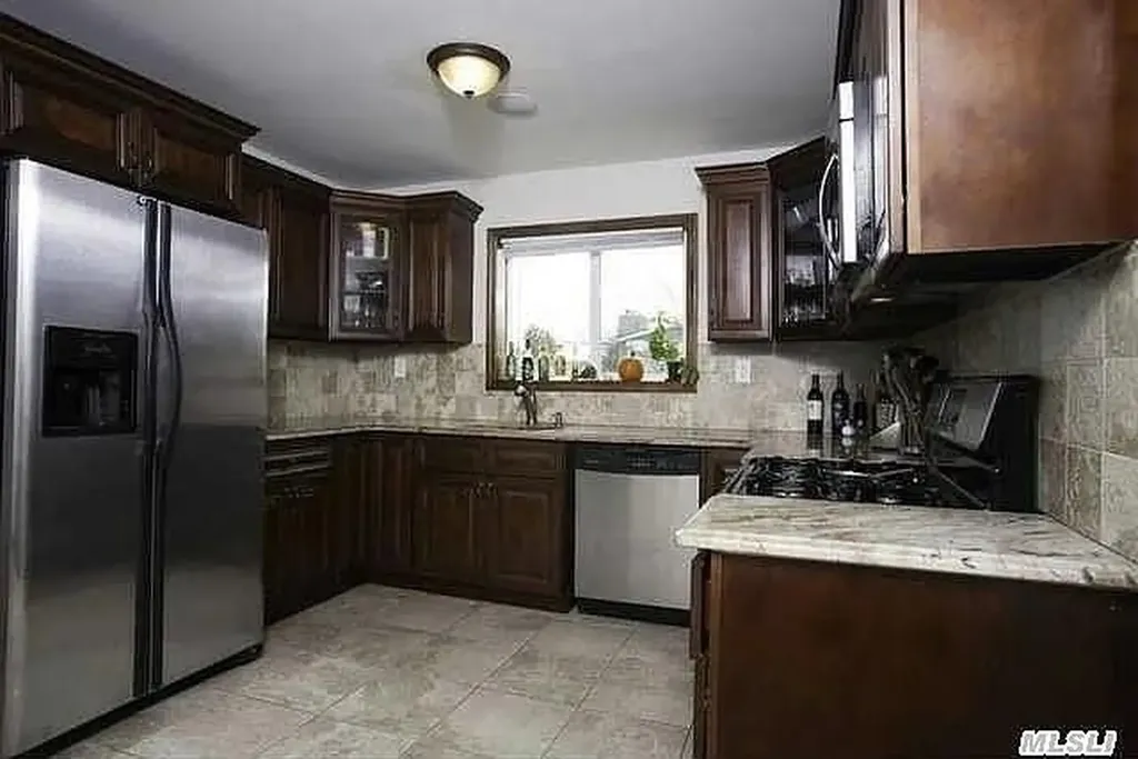 10 Granada Place Massapequa NY 11758