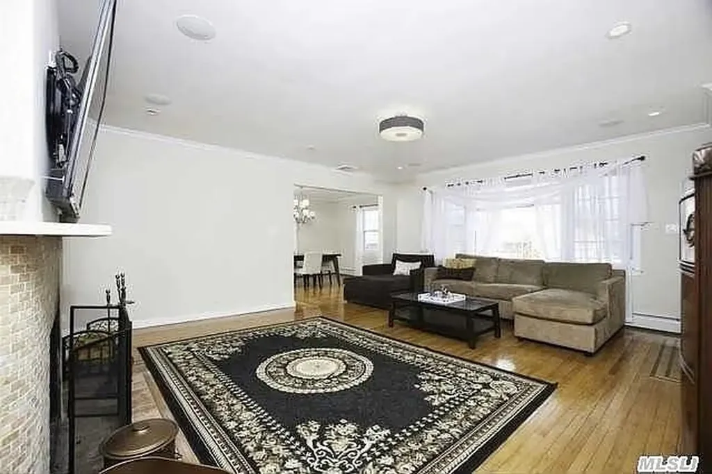 10 Granada Place Massapequa NY 11758