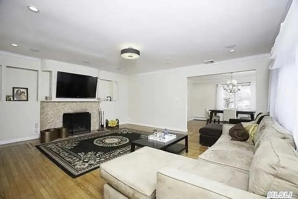 10 Granada Place Massapequa NY 11758