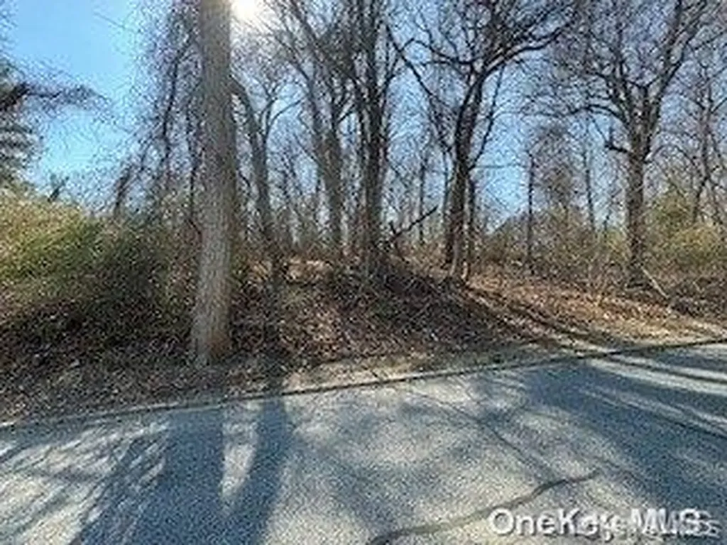 Seacrest Drive Lloyd Harbor NY