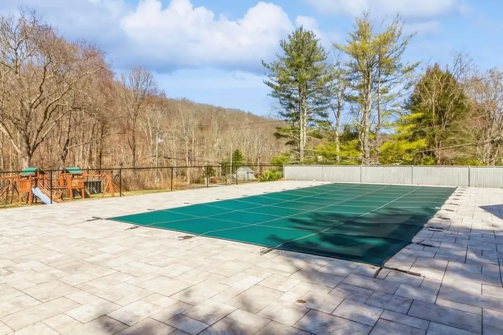 802 Holly Stream Court Brewster NY 10509