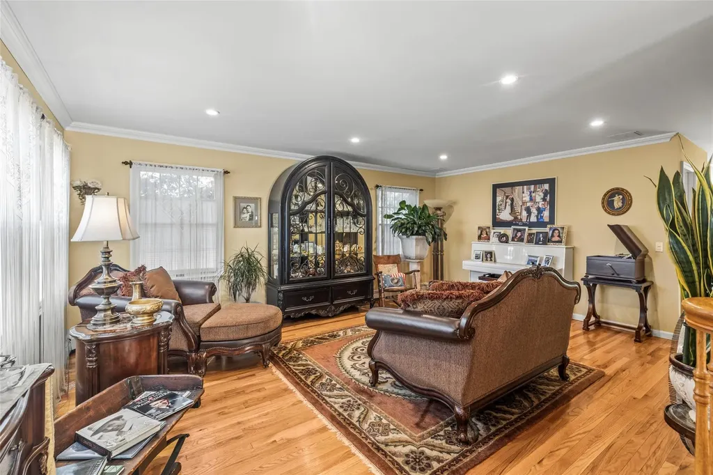 39 Baldwin Boulevard Bayville NY 11709