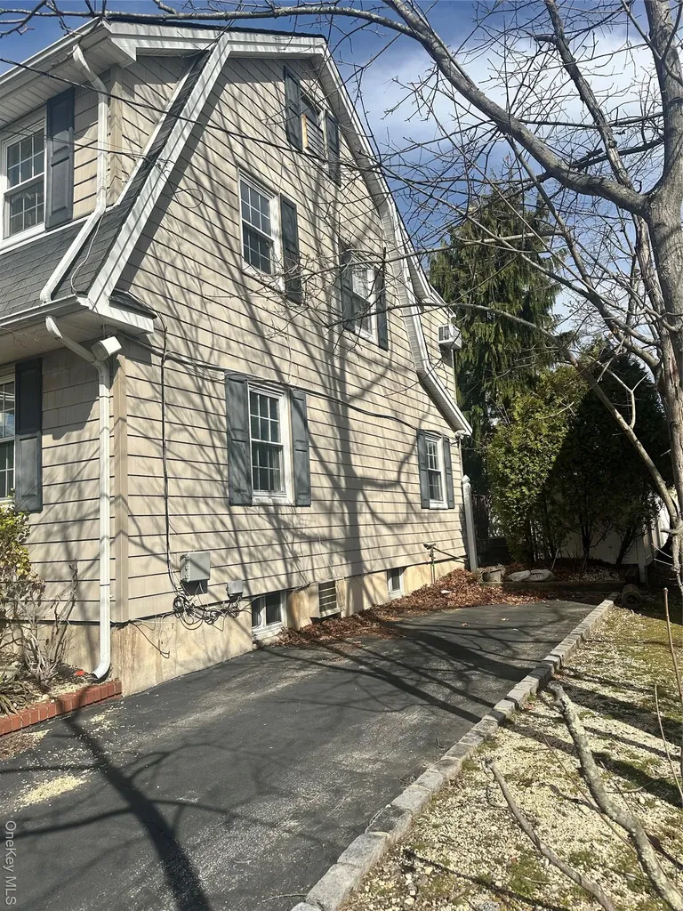 122 Finucane Place Woodmere NY 11598