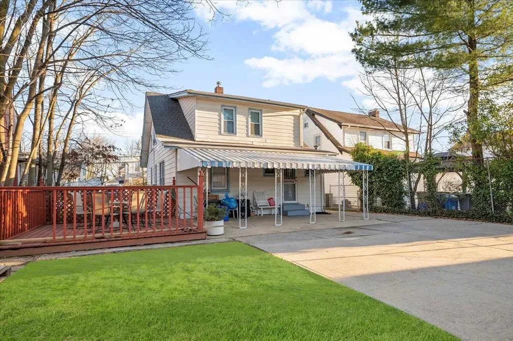 32 W Milton Street Freeport NY 11520