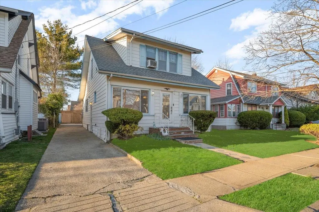 32 W Milton Street Freeport NY 11520