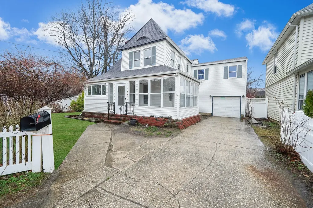 63 E Neck Court West Babylon NY 11704