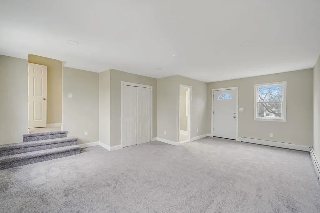 63 E Neck Court West Babylon NY 11704