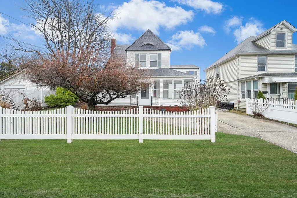 63 E Neck Court West Babylon NY 11704