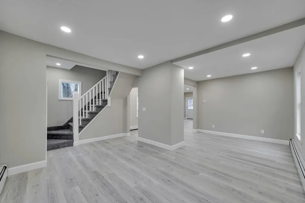 63 E Neck Court West Babylon NY 11704