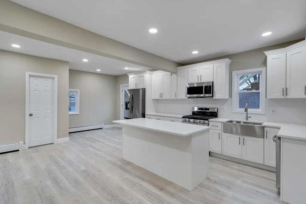 63 E Neck Court West Babylon NY 11704