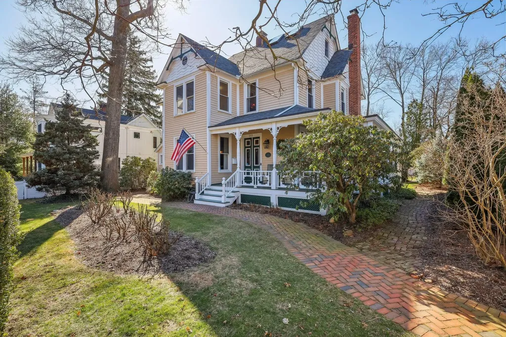 203 8th Avenue Sea Cliff NY 11579