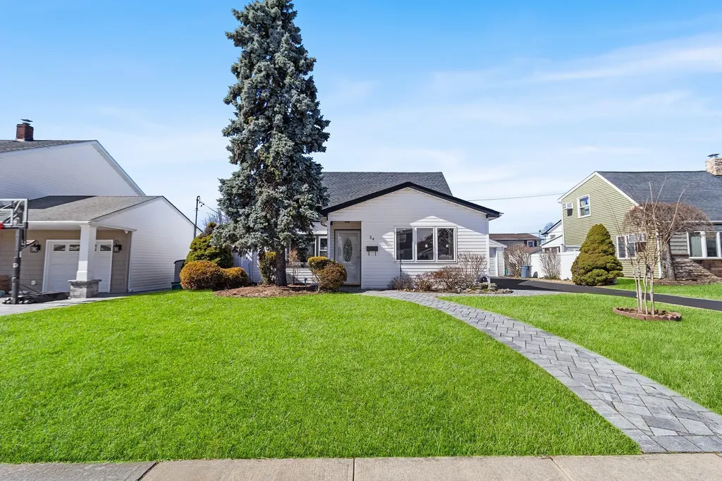 84 Ridge Lane Levittown NY 11756