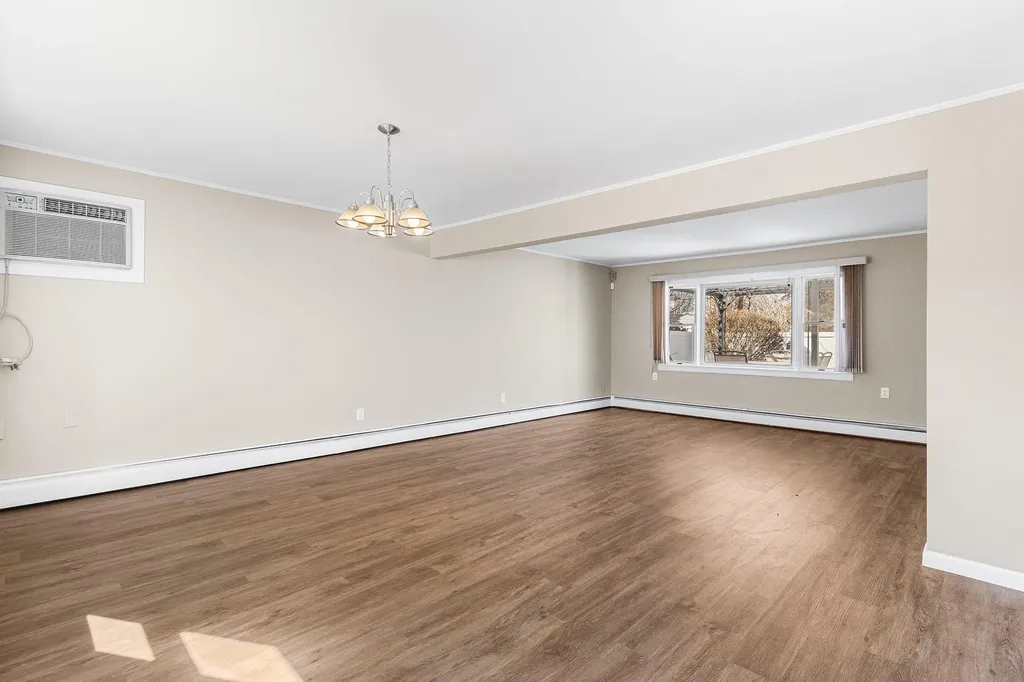 84 Ridge Lane Levittown NY 11756