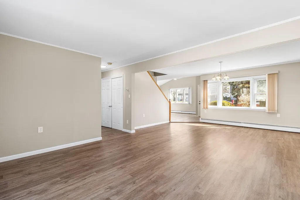 84 Ridge Lane Levittown NY 11756