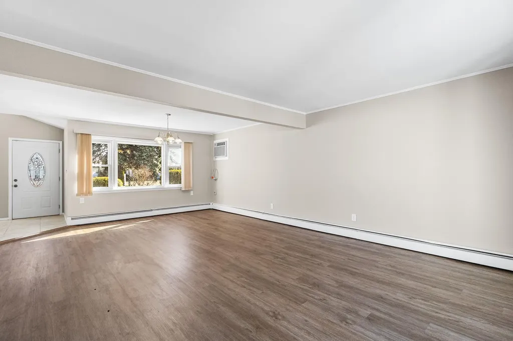 84 Ridge Lane Levittown NY 11756