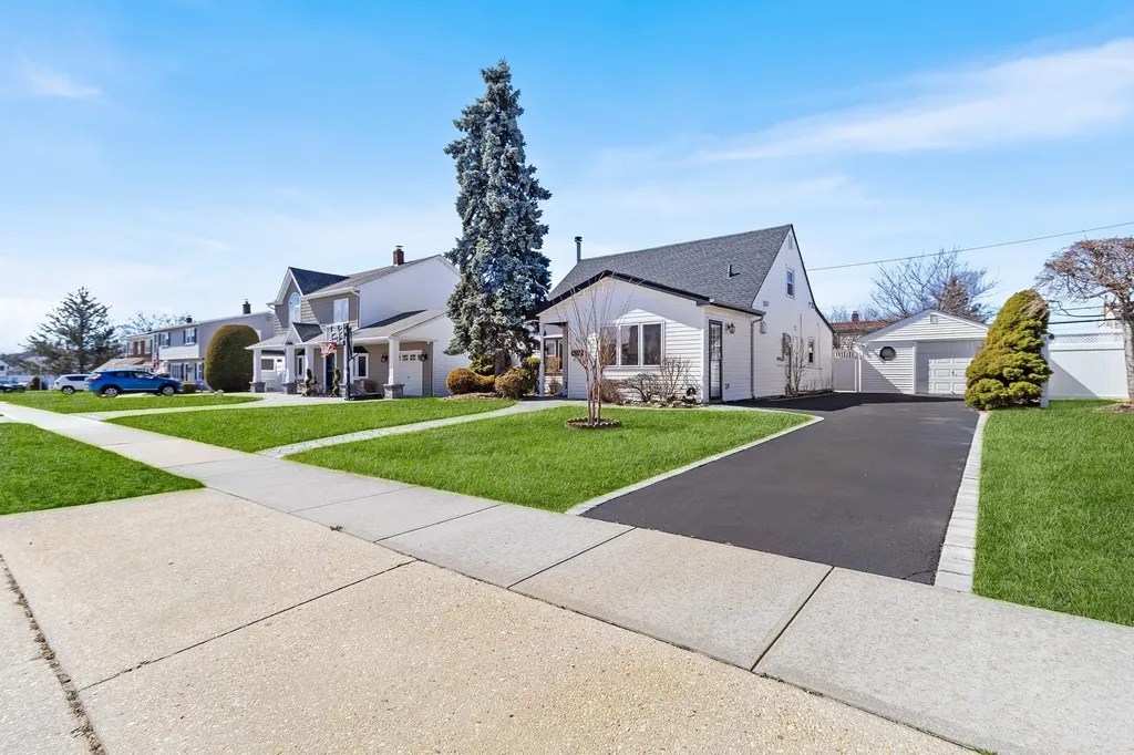 84 Ridge Lane Levittown NY 11756