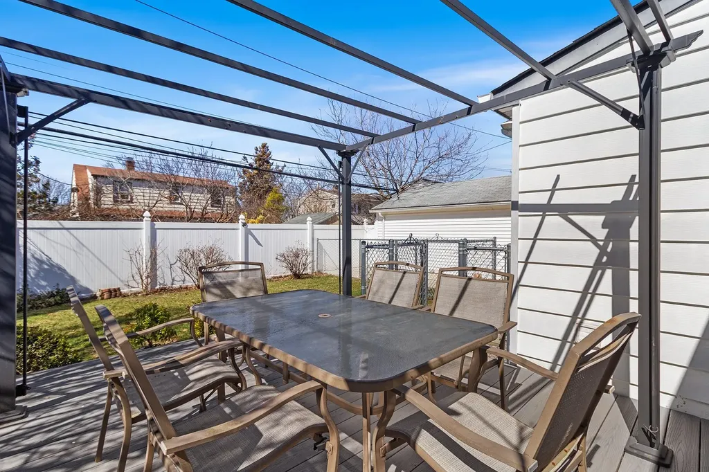 84 Ridge Lane Levittown NY 11756