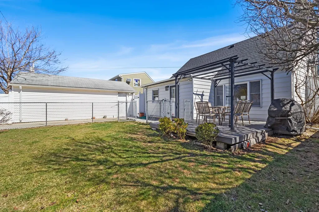 84 Ridge Lane Levittown NY 11756