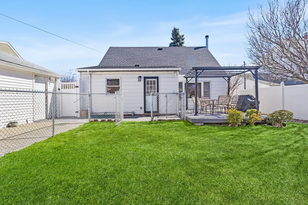 84 Ridge Lane Levittown NY 11756