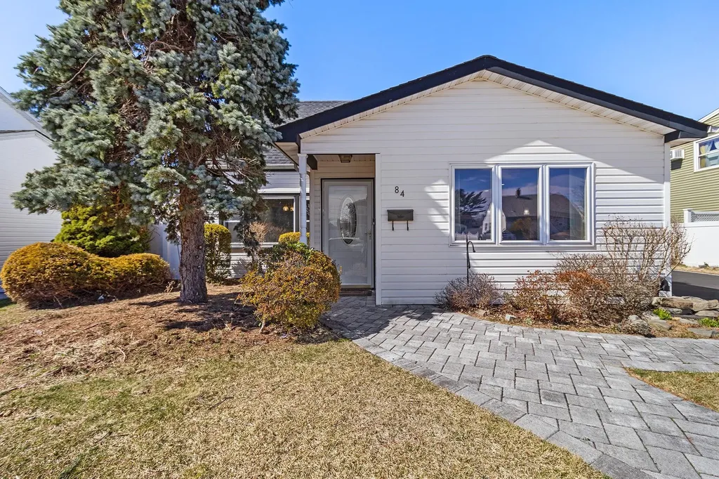 84 Ridge Lane Levittown NY 11756