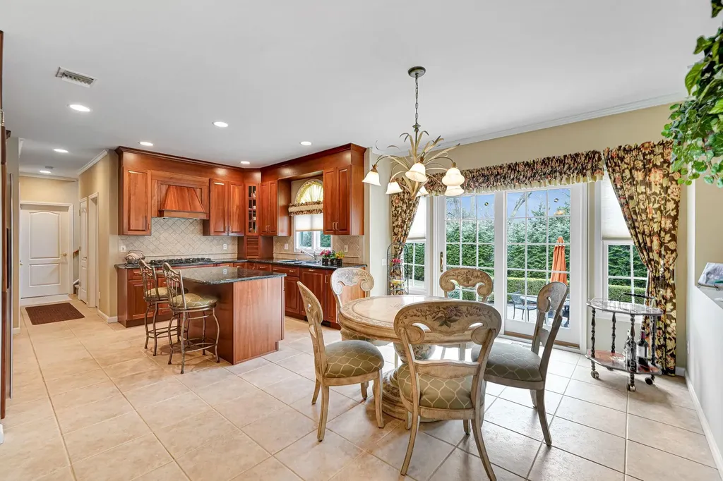 7 Pine Street Commack NY 11725