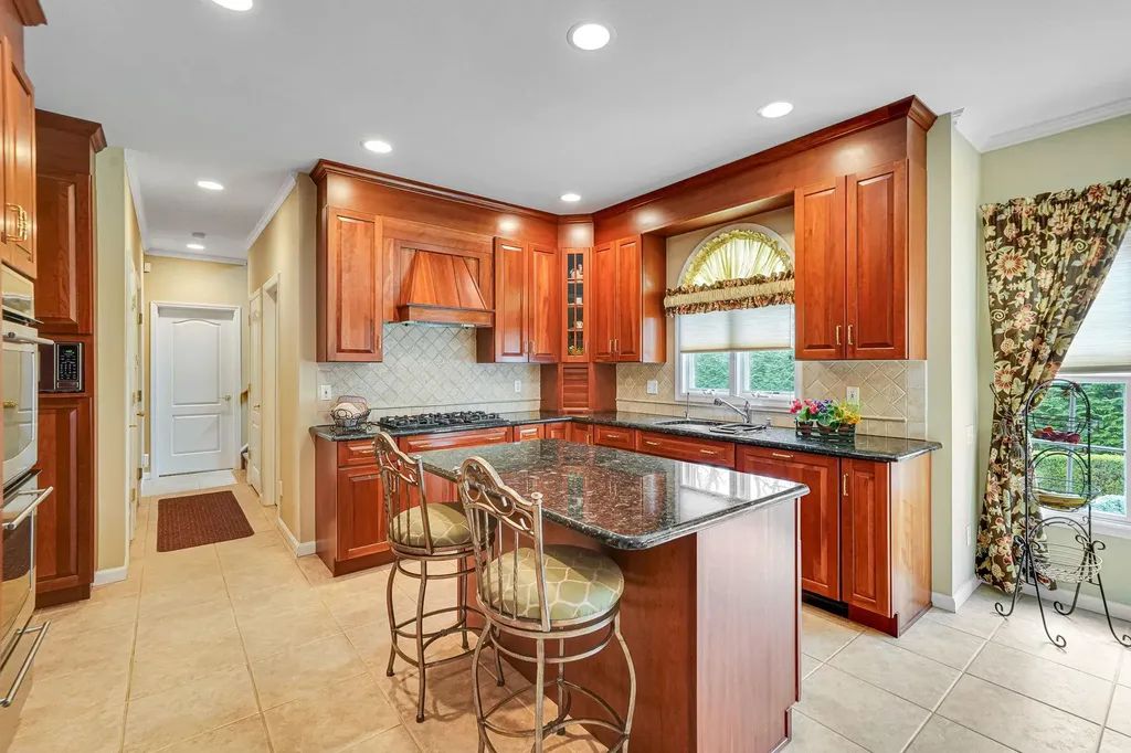 7 Pine Street Commack NY 11725